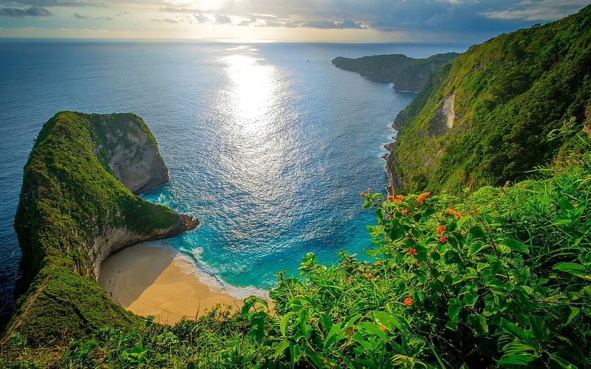 Manta Bay in Bali with dramatic cliffs and turquoise ocean views