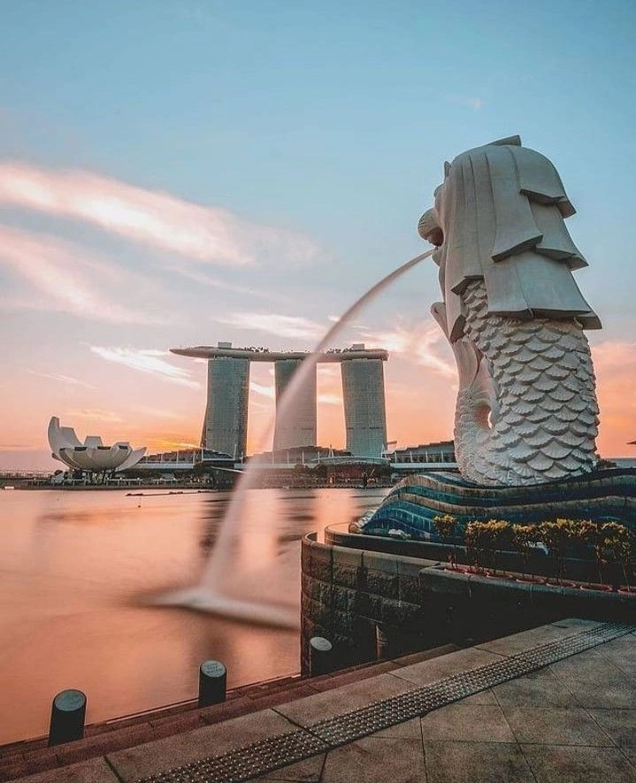 Merlion statue at Marina Bay in Singapore